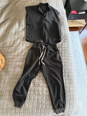 Figs Women’s Black Scrub Set - Jogger Pants & Short-Sleeve Top